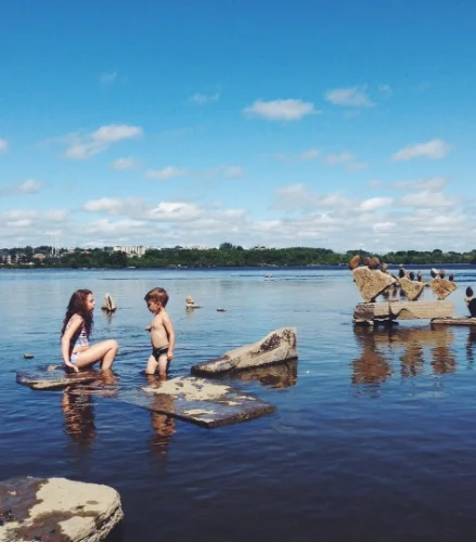 Kiddos splash around the rock sculptures.