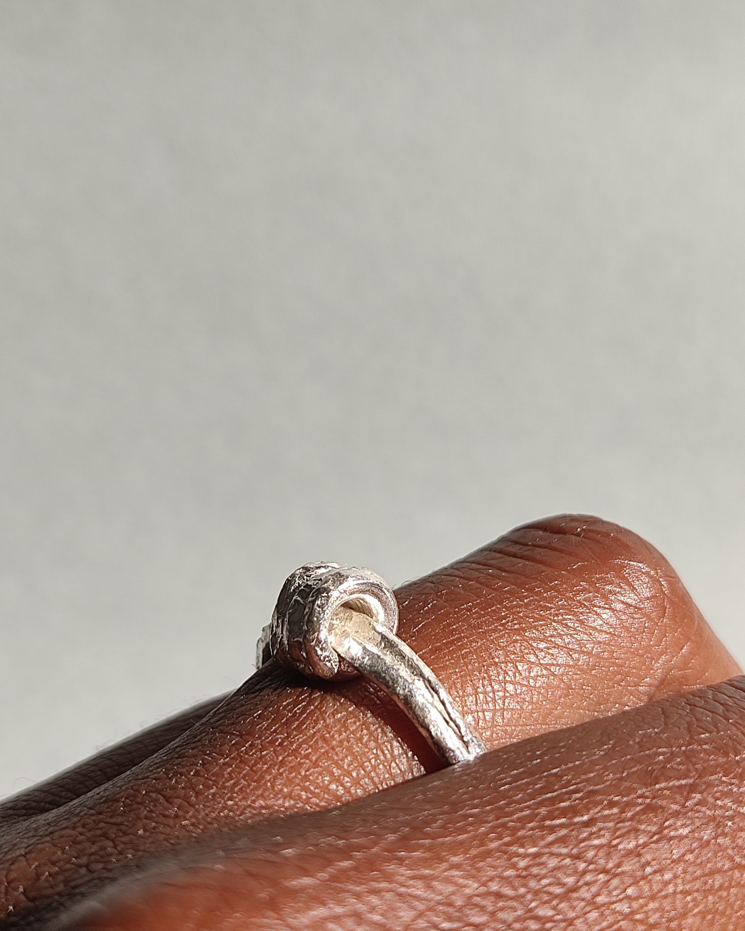  Hand wearing the OLIWON ring. 