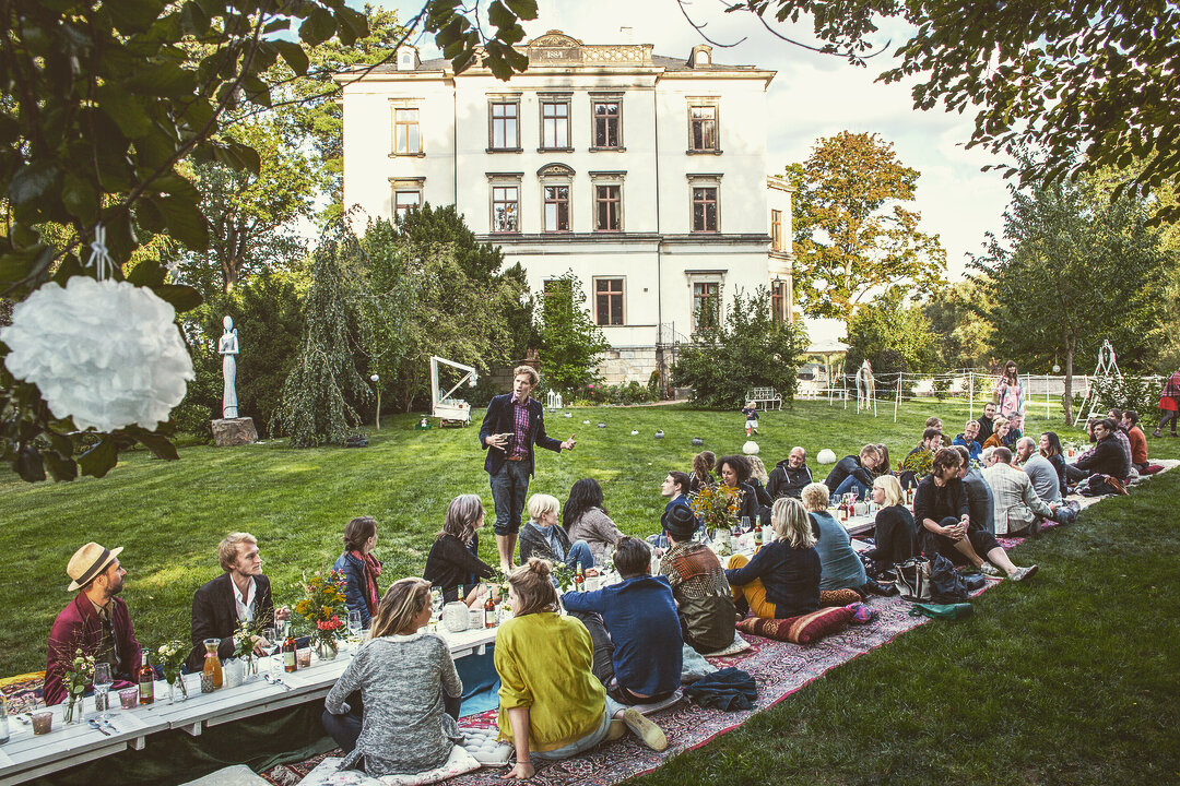 .
.
Darf ich vorstellen unsre neueste Sch&ouml;pfung, welche unser magisches Ensemble einfach so, so einfach kreierte.
.
. 
Das Cosmic &bdquo;Full Moon&ldquo; Dinner
.
DER @kampagnentisch einer Sch&ouml;nen Neuen Wirklichkeit .
Es ist also wirklich p