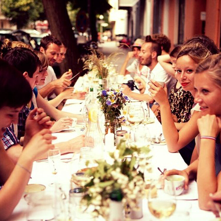 .
.
@kampagnentisch NEU +++ Breaking NEWS +
.
Liebe Br&uuml;der und Schwestern,
.
Das legend&auml;re PopUp Dinner f&uuml;r Tr&auml;umer, Vision&auml;re und Genie&szlig;er ist zur&uuml;ck.
.
Der @kampagnentisch einer Sch&ouml;nen Neuen Wirklichkeit.
.