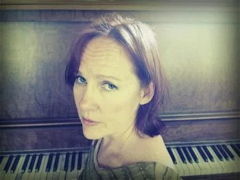 iris-piano.jpg