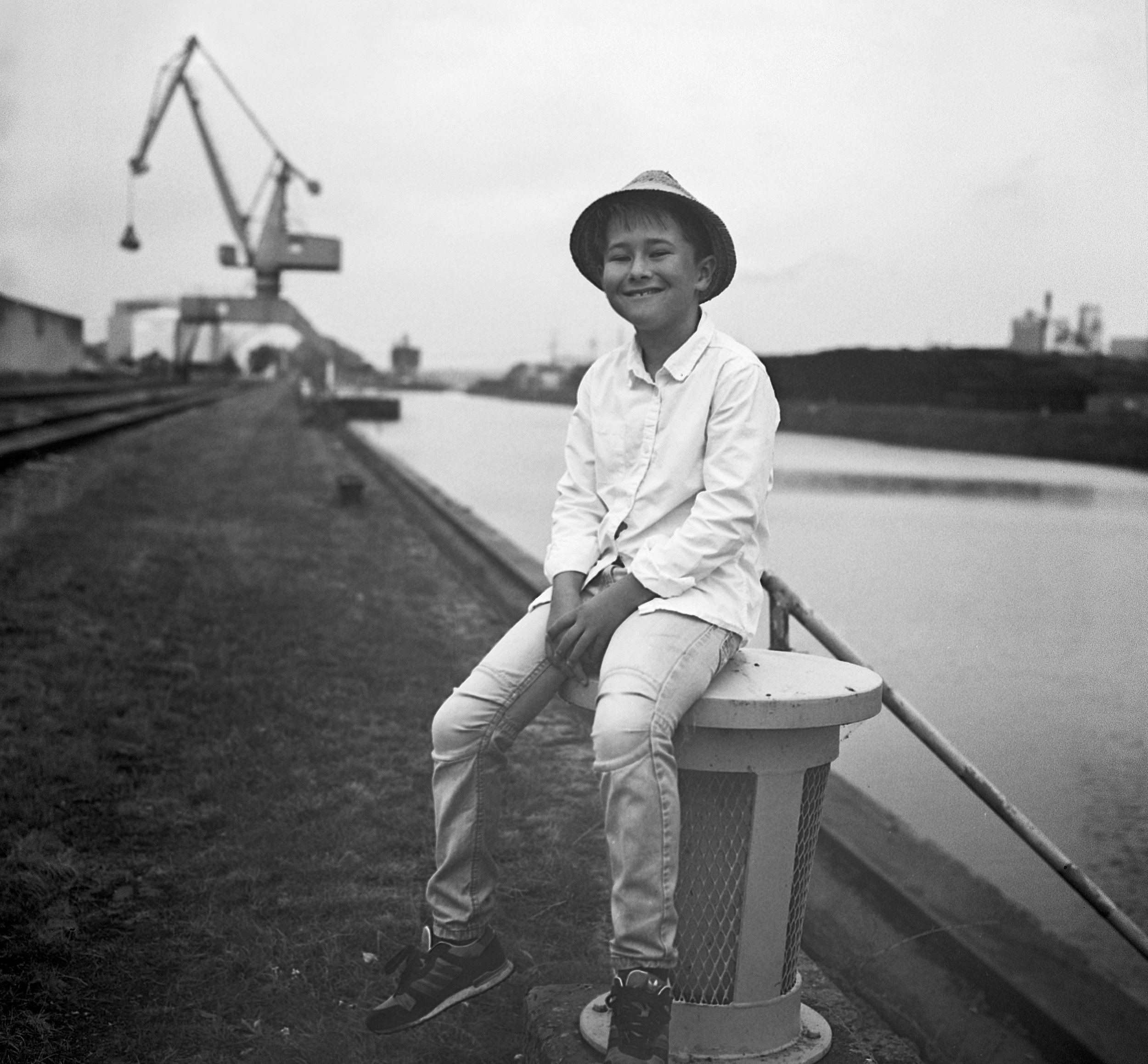 Georg Schmidt Fotograf aus Aschaffenburg Portrait Kinder Film blackandwhite Rolleiflex SL66 Film Kunstvolle Fotografie-mittelformat 3.jpg