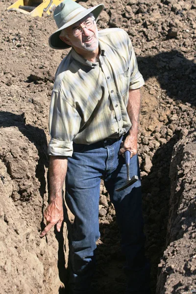 At SERCAL’s SoCal Soils Workshop, held October 4 in Carlsbad, Vic Claassen demonstrates a useable water reserve in a non-irrigation field that is only 12 inches below the surface