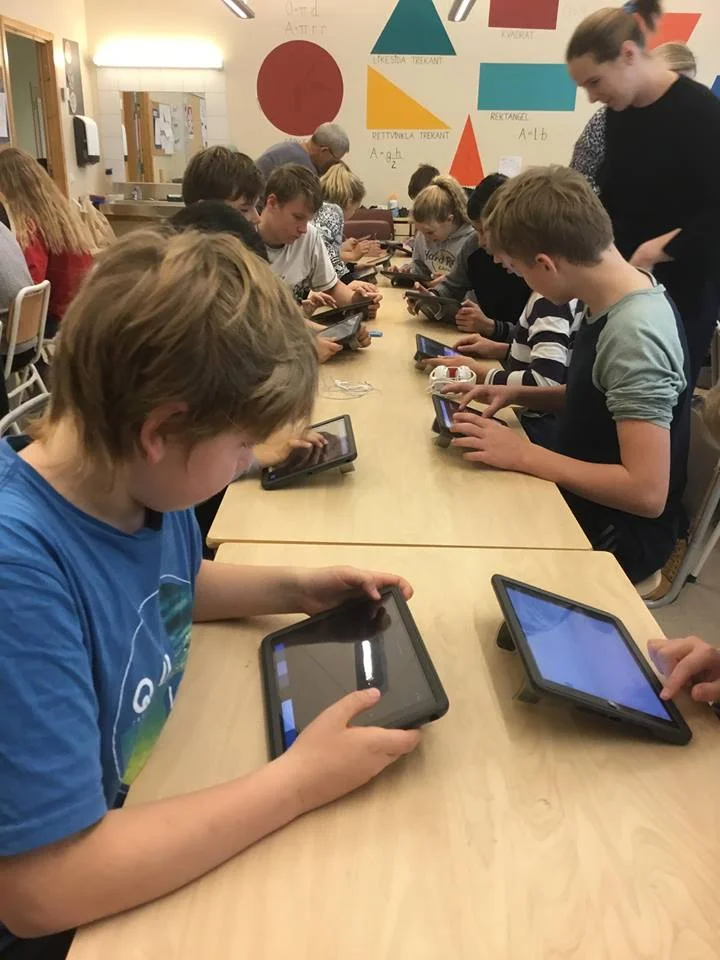 Check out Ms. Bråten from Barhaug Skole and her students working hard on Showbie!