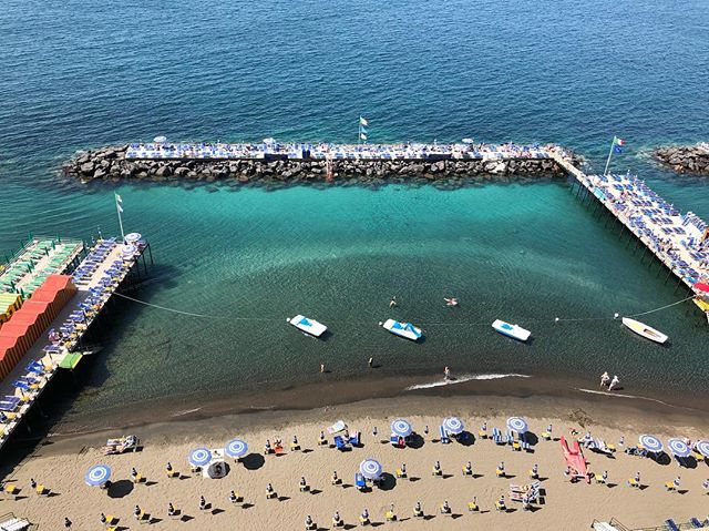 Italians know how to beach. ⛱🌞
.
.
.
#sorrento #italy #beach #travel #wanderlust