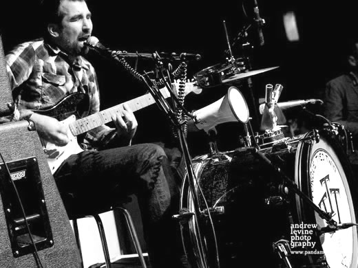 Der Winterthurer Blues Trasher alias Tongue Tied Twin ist einer von diesen Ein-Mann-Orchestern die uns mit ihrem energiegeladem und wildem Rock n Roll immer wieder beglücken! Der gute T.T.T. wird uns mit seinen schmutzigen Slide-Gitarren-Riffs auf seinen selbergebauten Gitarren, mit Hi-Hat, Kick-Drum, Bluesharp und Megaphon mächtig eins auf die Mütze geben!