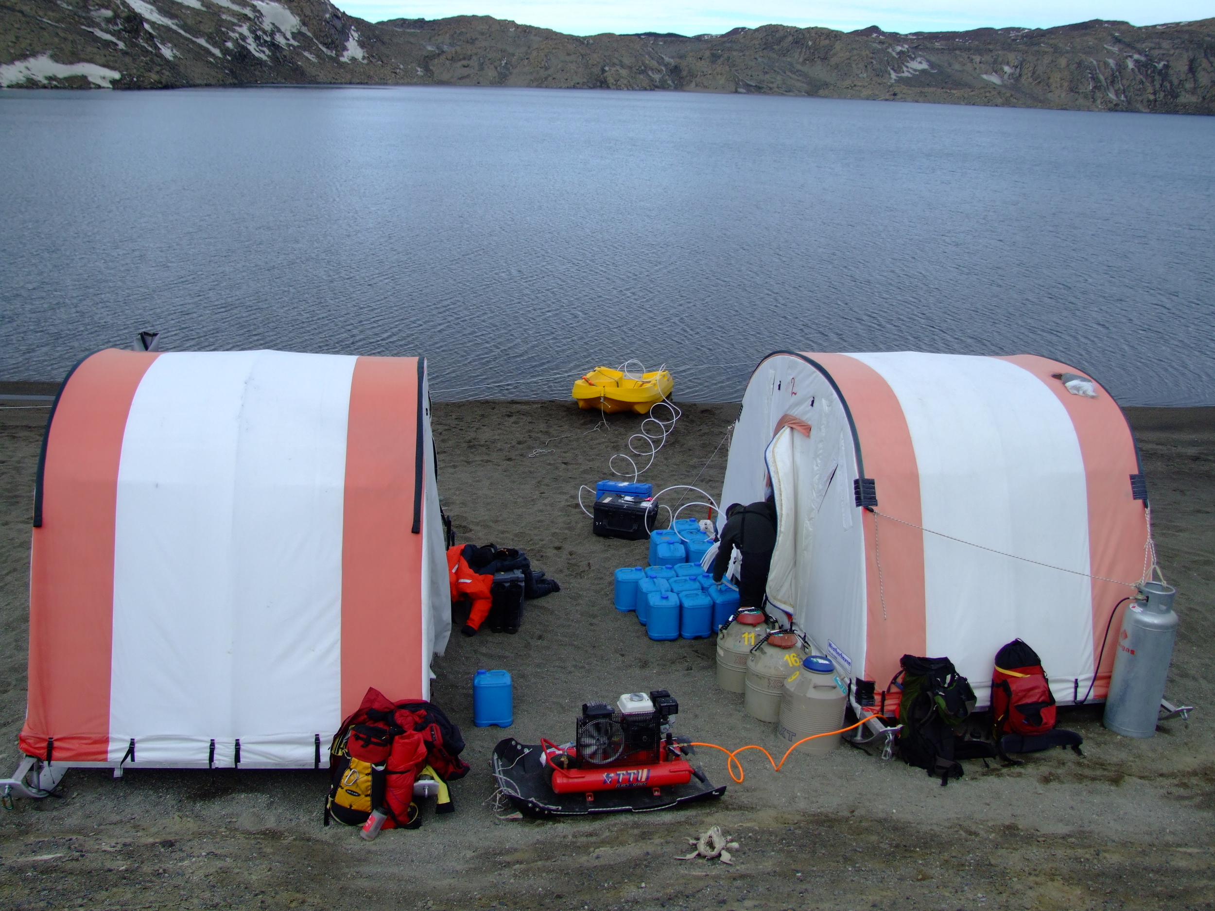 Researchers conducted their research from mobile work shelters on the Deep Lake shoreline. Photos from 2008 expedition. Ricardo Cavicchioli (used with permission)