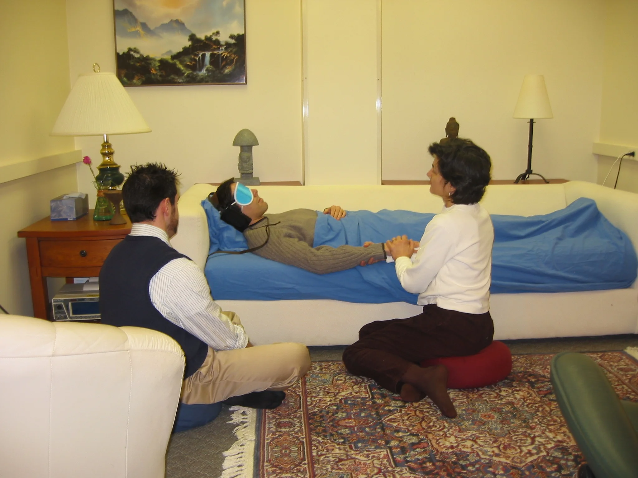 Subjects at Johns Hopkins University experience the effects of psilocybin in controlled conditions, monitored closely by experienced guides, in 2008. Matthew W. Johnson/Wikimedia Commons (CC BY-SA 3.0)
