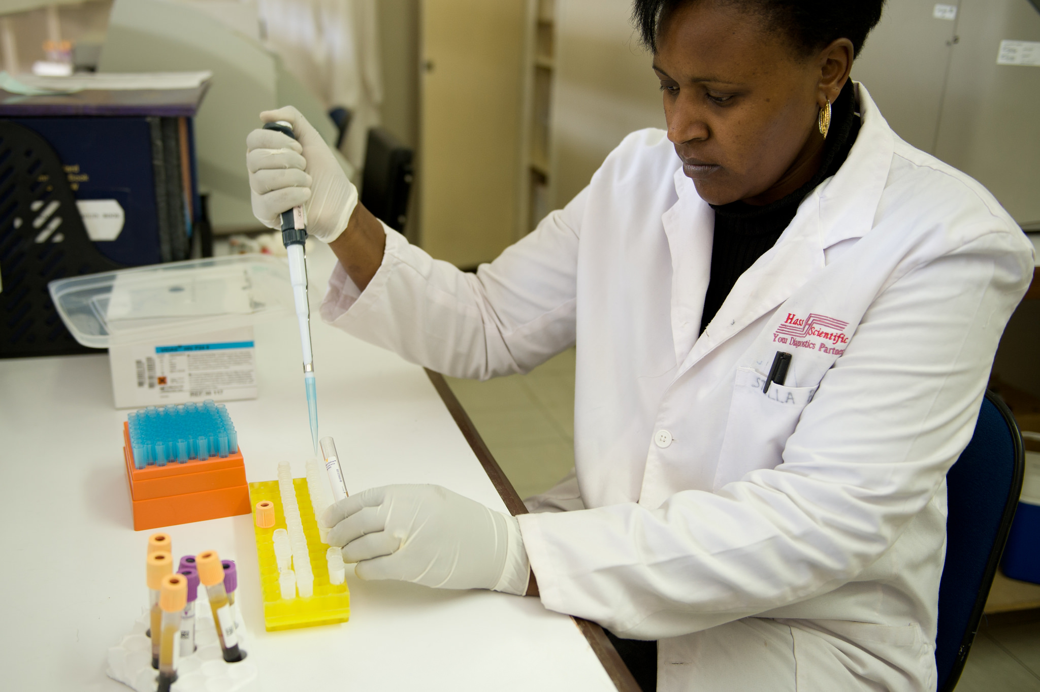 A scientist carries out research at the International AIDS Vaccine Initiative, an organization that designs and studies HIV vaccine candidates. IAVI_flickr/Flickr © 2011 Sokomoto Photography for International AIDS Vaccine Initiative (IAVI)