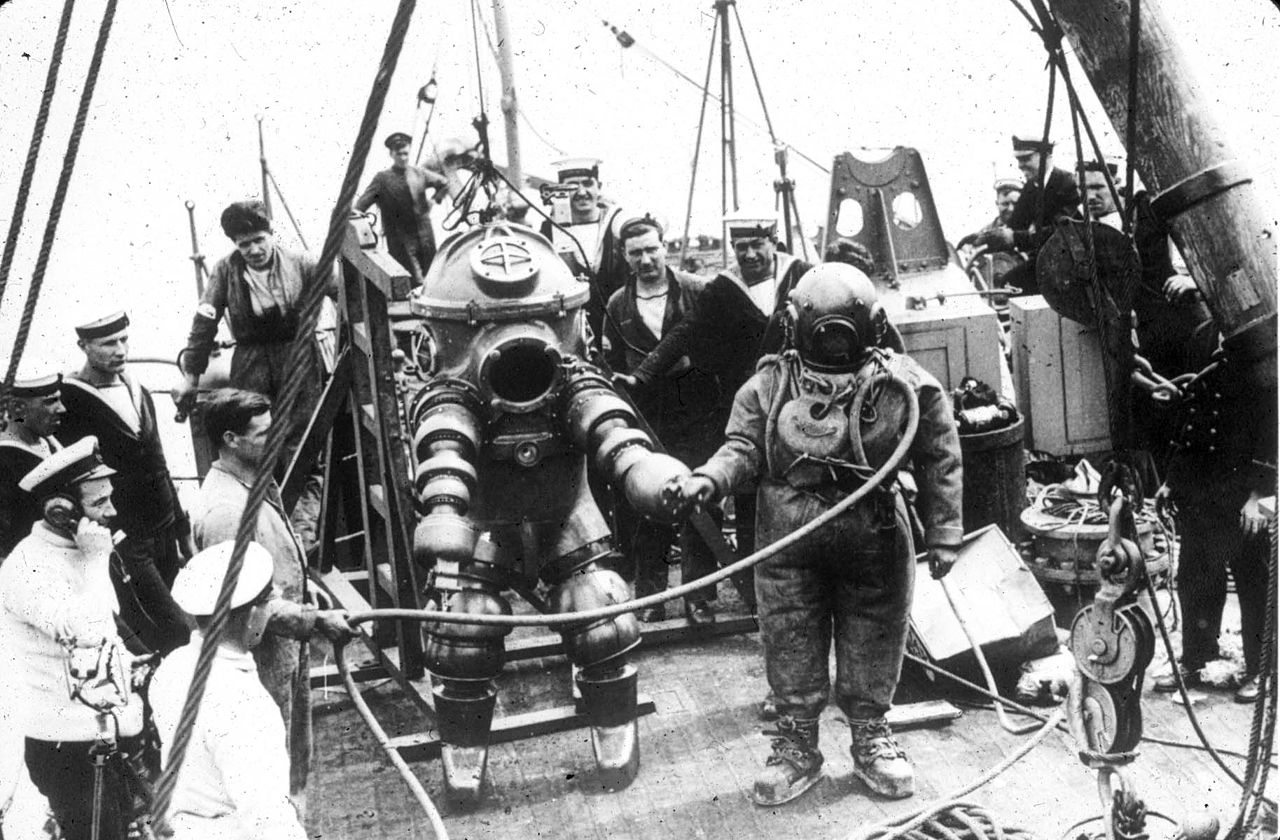 Old diving suits even looked like spacesuits — the human body is a fragile thing. National Undersea Research Program/Wikimedia Commons (public domain)
