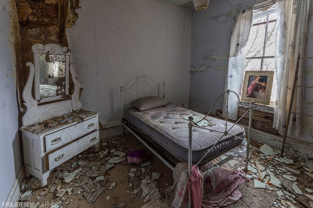 So called “haunted houses” reportedly give people strange feelings. Some have tried to explain the visions and anxiety people feel through measuring changes in electromagnetic fields and infrasound, but the evidence has come up short. It looks like it might just be all in our heads. Freaktography/Flickr (CC BY-NC-ND )