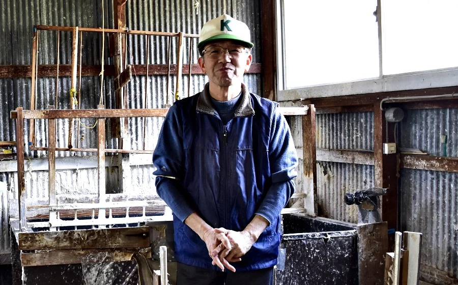 Mr. Uda who has been making Washi papers for 43 years said at his humble manner, “I’m not a great master but I believe that I have made more variety styles of Washi papers than anyone else.”