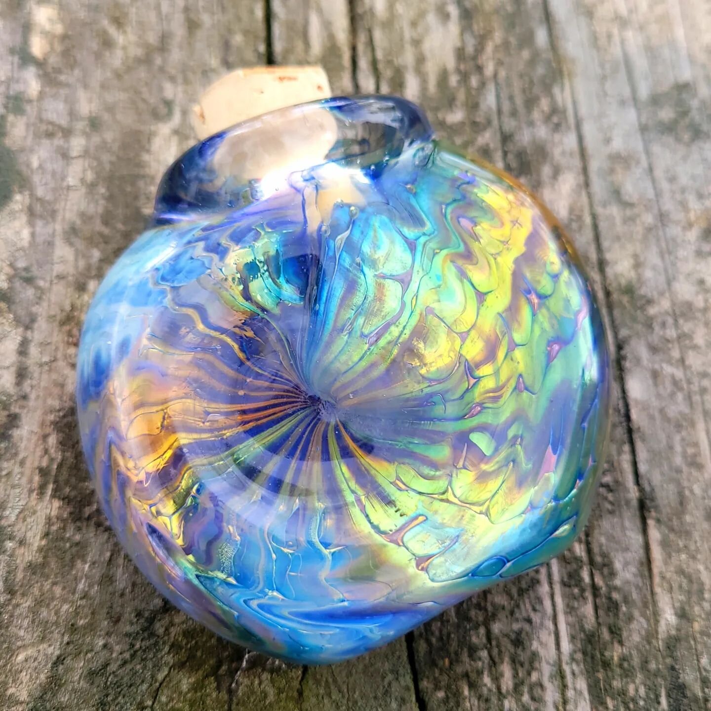 Heyyyyyo Friends 👋 This featured Baller Jar #23 is made from cobolt borosilicate glass that I then fumed with pure silver and 24k gold to create the wide variety of amazing colors you see above. This beautiful jar glimmers and shines in any light bu