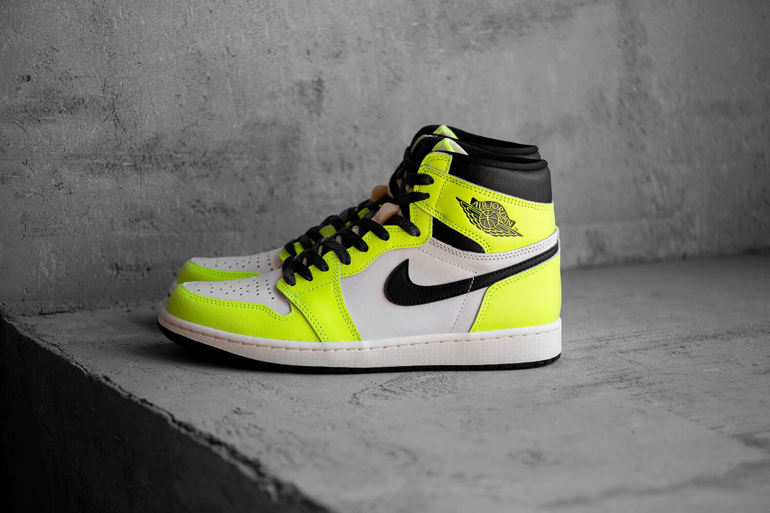 NIKE AIR JORDAN 1 RETRO HIGH OG  Volt 28