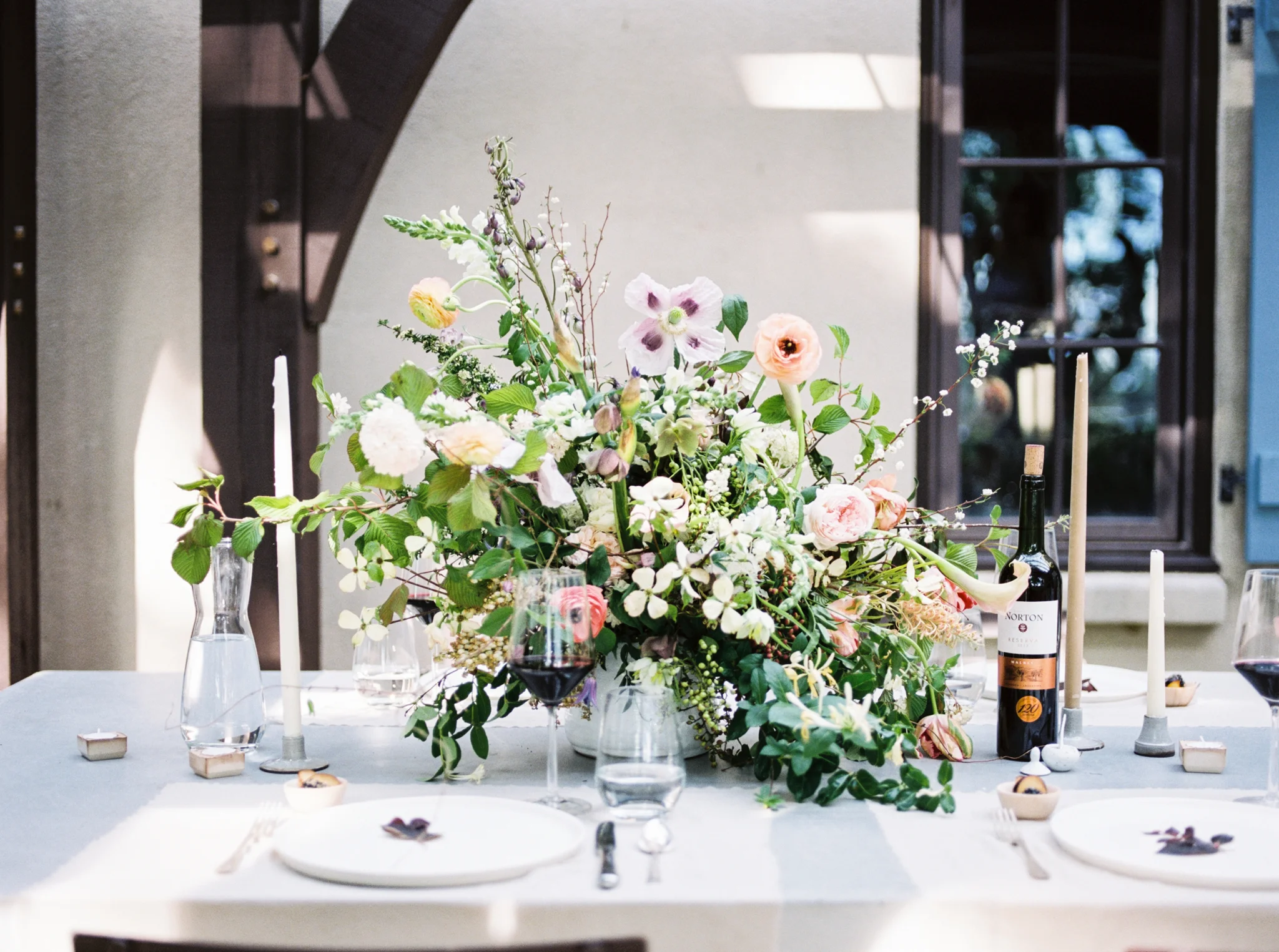 Romantic bridal inspiration in Charleston, South Carolina. To view full post, click here.