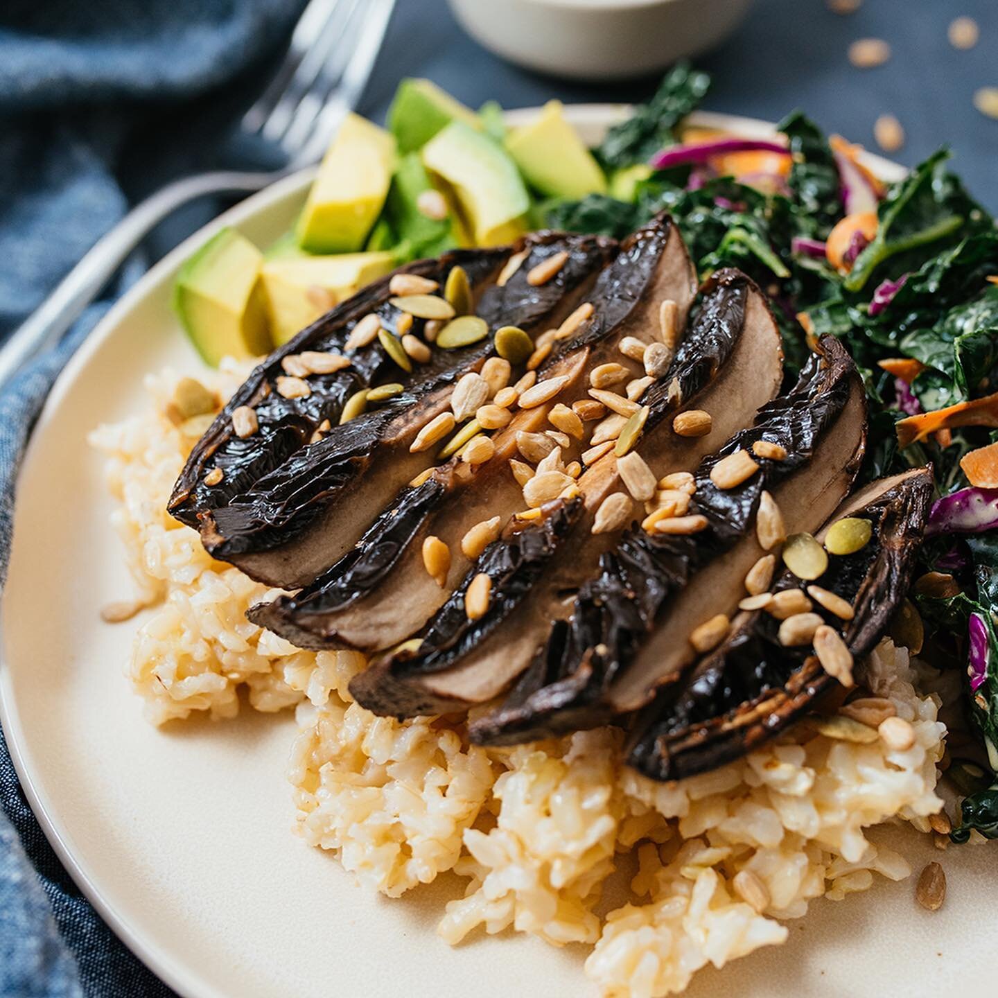 Super delicious Tahini Kale Slaw and Roasted Tamari Portabello from Sara Forte&rsquo;s @sproutedkitchen (subbed Tahini dressing with my own slaw dressing). 🥬

Really need to acquire more props and backdrops lol. There is a lot of blue in this set...