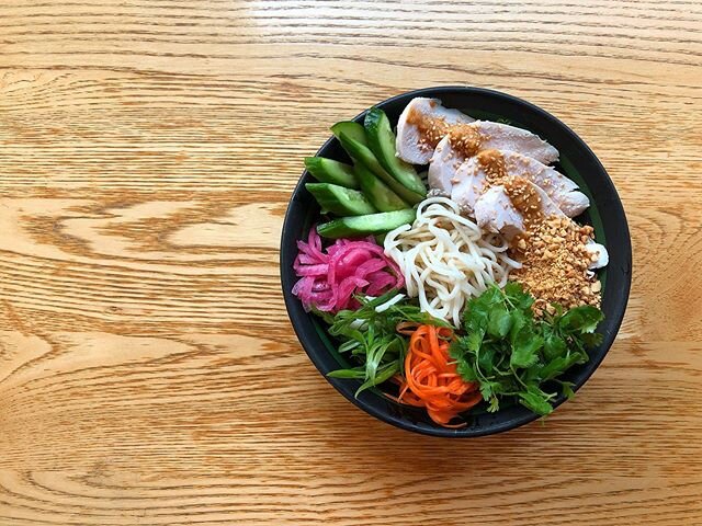 Cold noodle salad is available @fatmaonoodles from today through the summer season! : toasted sesame seeds dressing, crushed peanuts, a hint of chilli vinegar, lettuce, cucumber, pickled veggies, with sous vide chicken breast

Come in and get it, whi