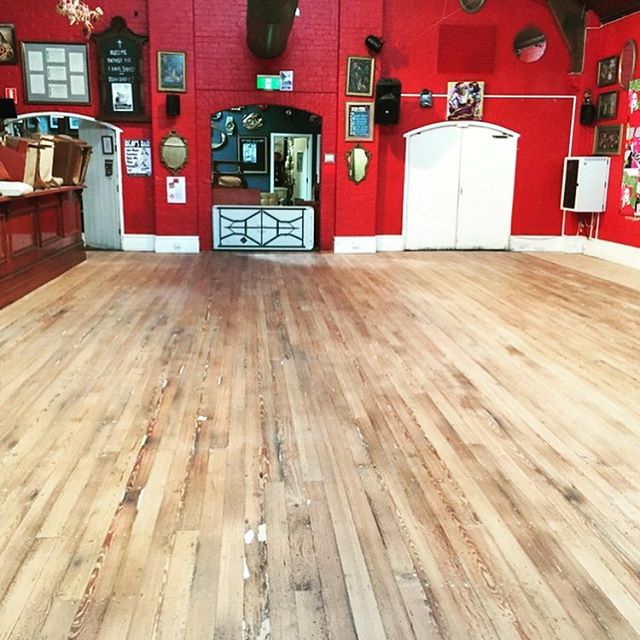 Before and after!! Refurbished floors can really change a room!! #horizonfloors #geelong #geelongbusiness #geelongsmallbusiness #flooring #floorsanding #floorpolishing