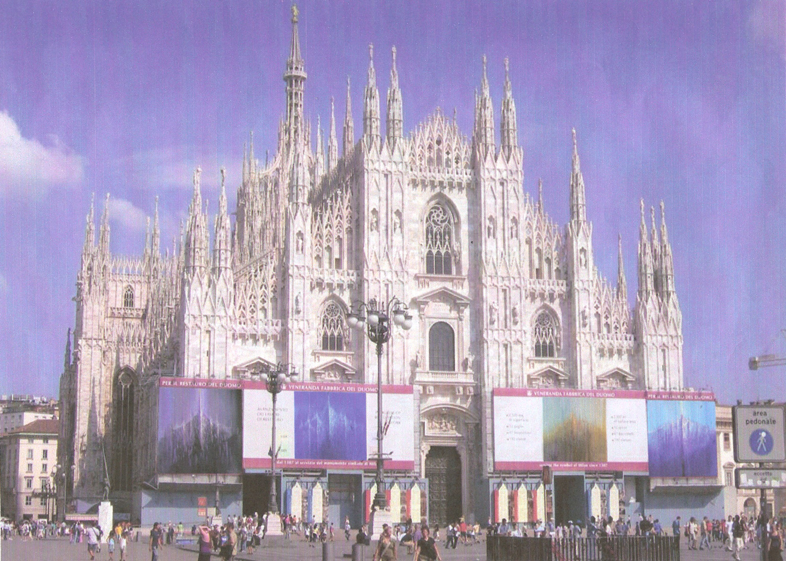  Piazza Duomo allestita con gigantografie di opere di Rodolfo Viola raffiguranti il Duomo di Milano 