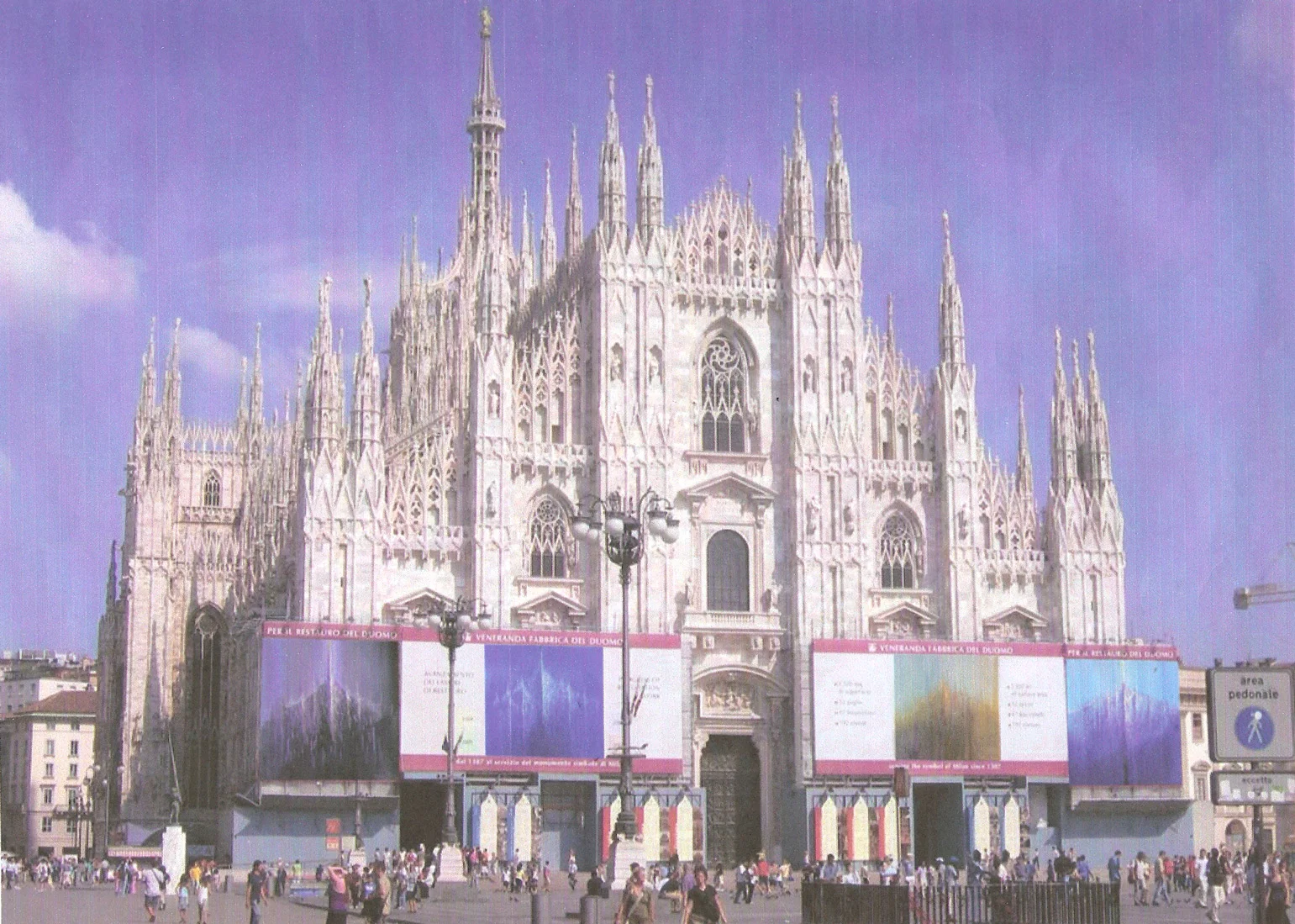 Piazza Duomo allestita con gigantografie di opere di Rodolfo Viola raffiguranti il Duomo di Milano