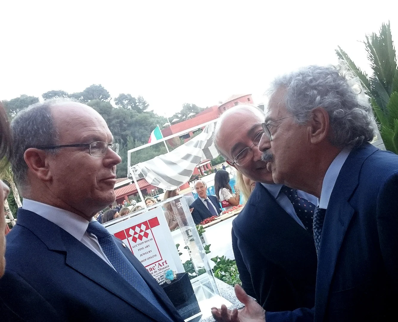Il principe Alberto II di Monaco e Rodolfo Viola in occasione dei festeggiamenti del 2 giugno a Montecarlo.
