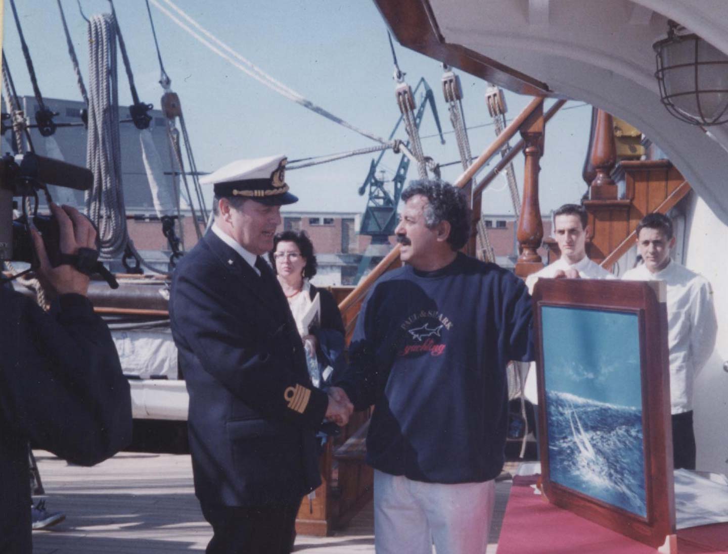  Ammiraglio Straulino riceve dipinto di Rodolfo Viola a bordo del veliero della marina militare Italiana Amerigo Vespucci. 