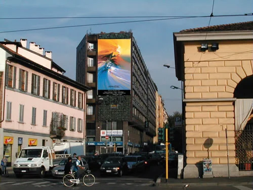 La gigantografia di un opera di Rodolfo Viola ospitata in Piazza 24 maggio a Milano 