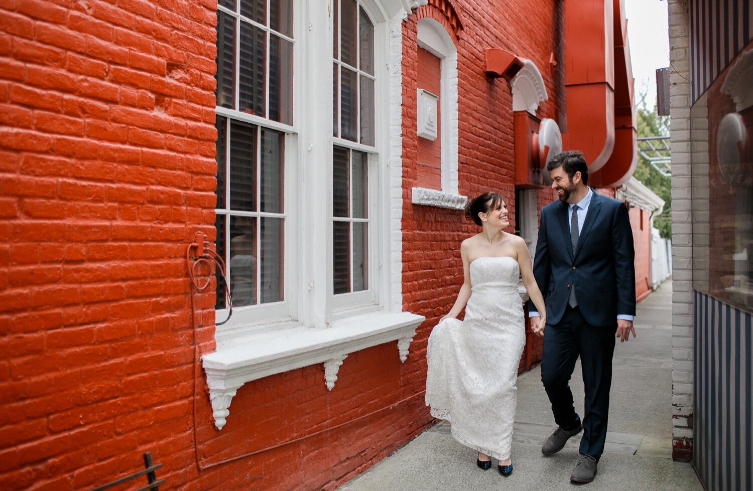 15_Bride and groom photos in Rhinebeck NY.jpg