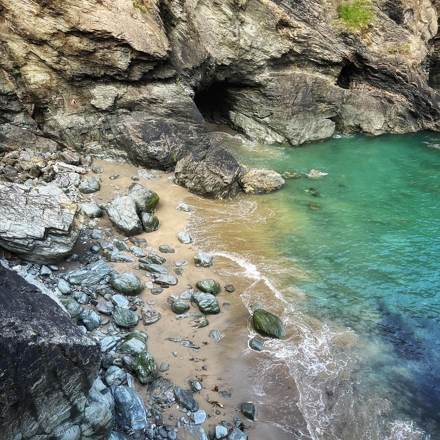 Tintagel, legendary place where King Arthur was conceived. The tide was too high for us to go inside Merlin&rsquo;s Cave but were still able to visit the Tintagel Castle beach #tintagel