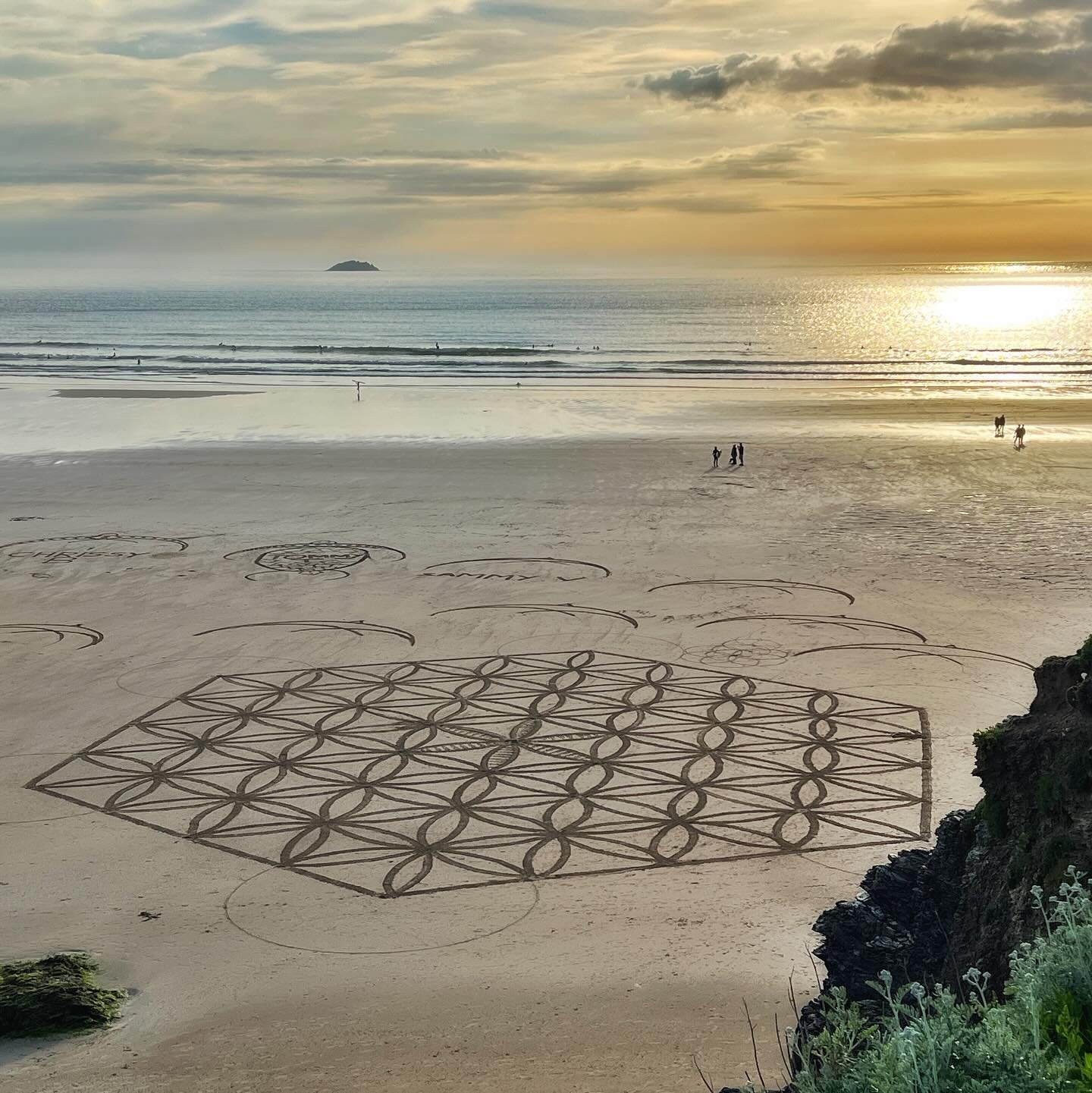 One of the highlights of the trip for me! Making sacred geometry beach art with @billys_beachart at the beautiful New Polzeath beach, below where Carl Jung stayed when he visited in 1923. If you visit @billys_beachart you&rsquo;ll see photos of Jung 