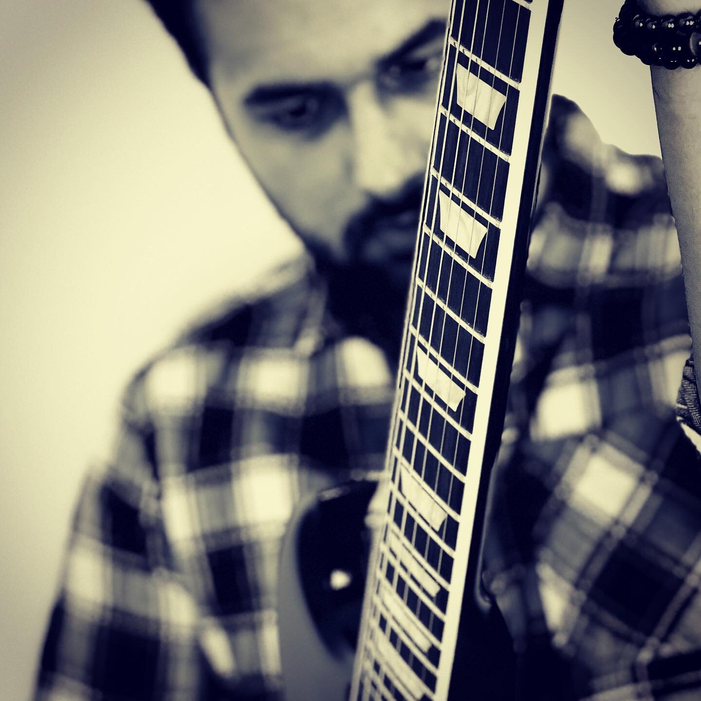 Me and my #gibson . #music #guitar #gibsonguitars #musician #electricguitar #electricguitars #gibsonsg #gibsonlespaul #londonmusic #londonmusicscene #londonmusicians #rocknroll #gibsoncustom #soul #vibe #songwriter #songwriters #songwritersofinstagra