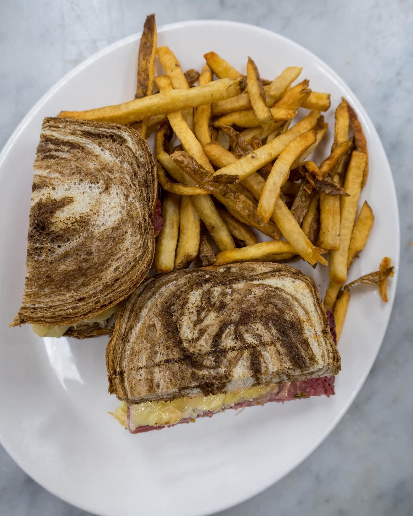 Pass us the Corned Beef Reuben 😍
Sauerkraut, Swiss Cheese, Russian Dressing, Marbled Rye Bread &amp; Pomme Frites

510 Lexington Avenue Mount Kisco, NY 10549
914 244 3663

#foodie #westchestereats #914eats #914food #westchesternyeats