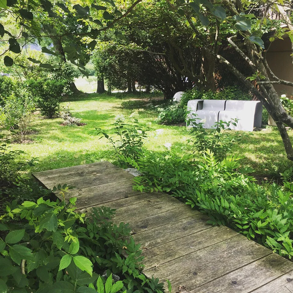 Two Lace Seaters in the garden of Hiša Franko, photo: personal archive