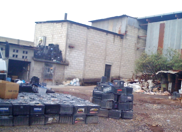 Some Chilean business interests want to export toxic car batteries to Peru to smaller scale and potentially polluting smelters such as the one depicted here. A new law is proposing allowing the export from Chile to neighboring Peru. This law would undermine Chile’s Basel Convention obligations.