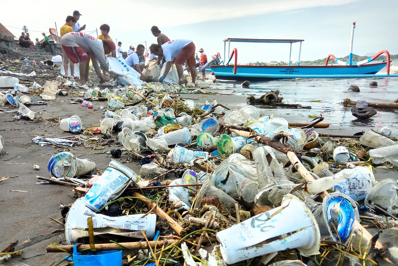 People living near Matahari Terbit Beach in Sanur, Bali, work together to clear trash, mainly plastic bottles and food packaging, from the beach. (JP/Zul Trio Anggono)