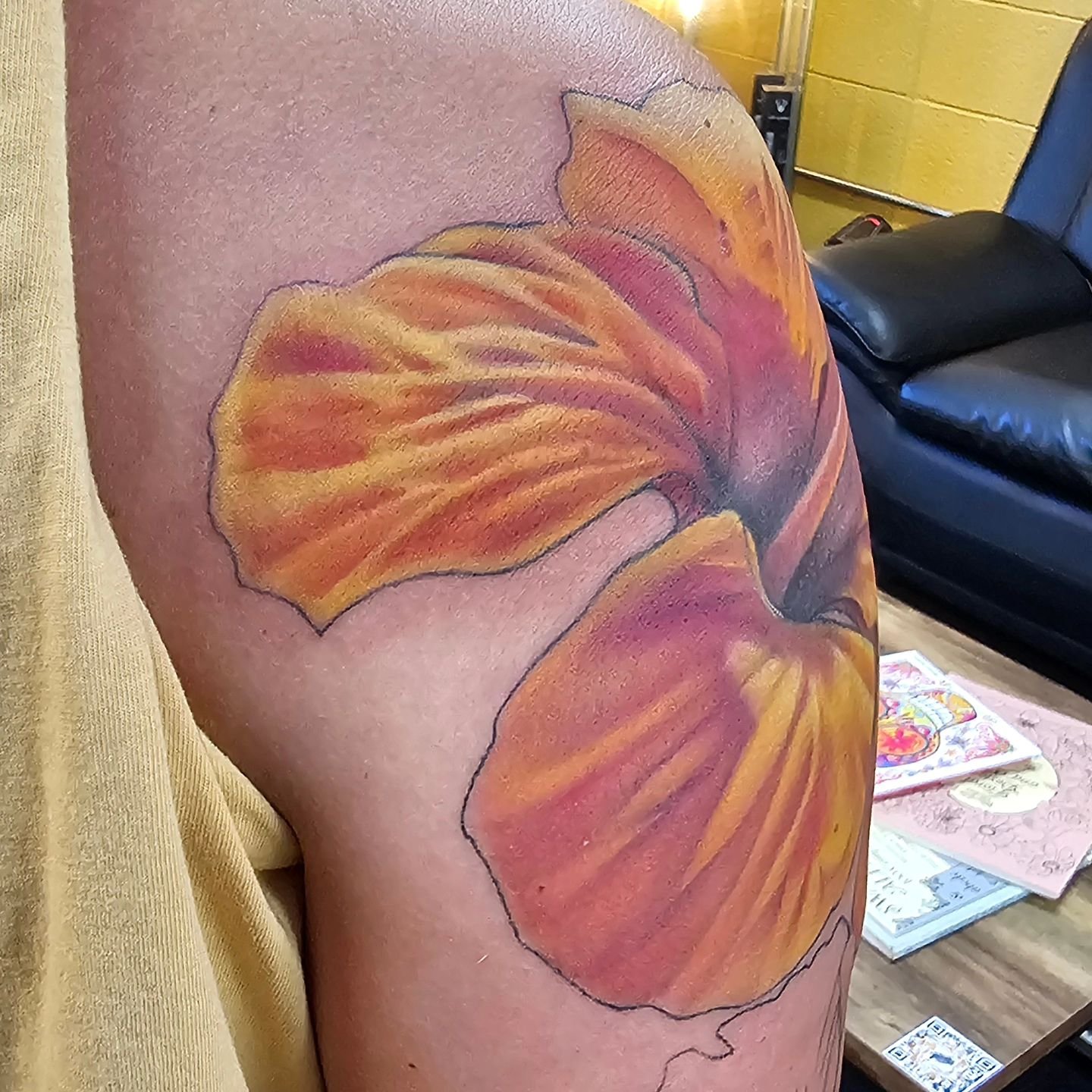 First flower done on this tropical themed sleeve.

.
.
.

#alohasaltlaketattoos #alohasaltlake #alohaisallyouneed #alohatattoo #saltlaketattoos #saltlaketattooartist #teamalohastrong #tattoos #tattooartist #utahtattoos #utahtattooartist