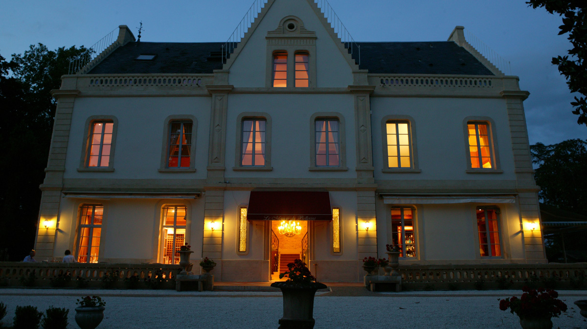 hotel_manoirFacadeNuit.jpg