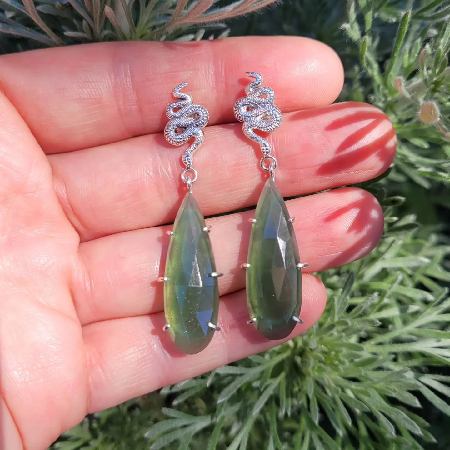 Snake and serpentine 🐍 a perfect pairing for the costal cowgirl.
.
.
.
#Serpentine #snakejewelry #snake #california #costalcowgirl #westcoastbestcoast #westernfashion #cowboy #cowgirlstyle #earrings #dropearrings