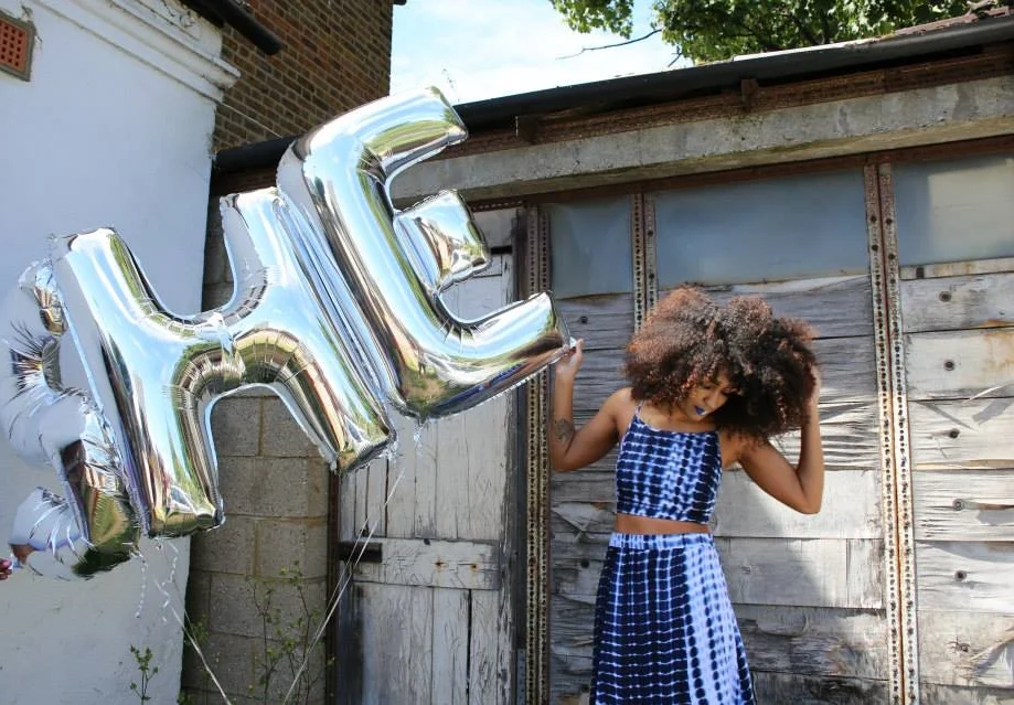 Lo holding she balloon 3.jpg
