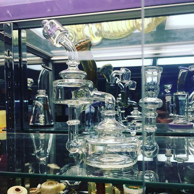 Beautiful recycled rig available online or in store DM for any info or if you would like to purchase @euphoriabellmore #rig #oil #710 #wax #dabs #concentrates #forsale #glass #handblown #psychedelic #euphoria