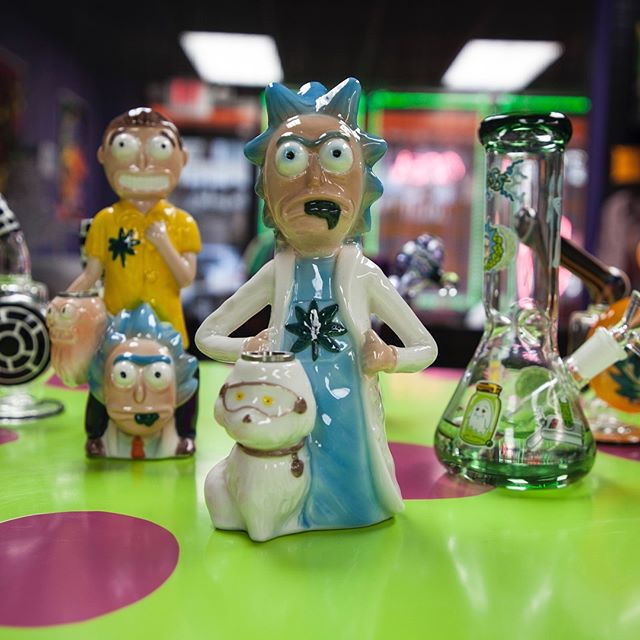 Rick &amp; Morty collection up for grabs &bull;Buy one get one 10% shipping available &bull;DM FOR ANY INFO
@euphoriabellmore &bull;Photo credit:@limitlesspromo
&bull;
&bull;
&bull;
&bull;
#rickandmorty #impicklerickbitch #pipe #420 #710 #euphoria #f