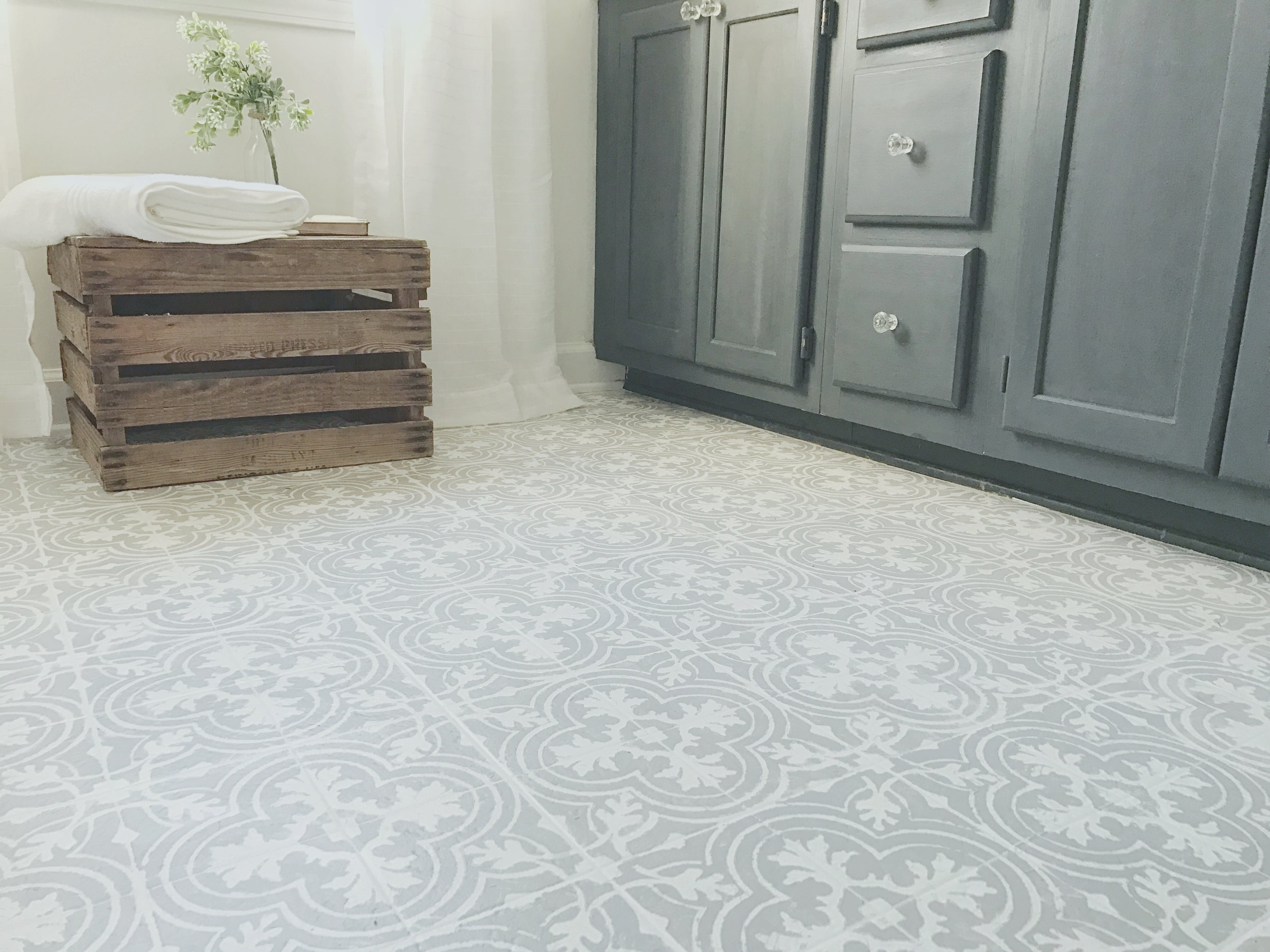 How to Paint Linoleum Floors - DIY Stenciled Pattern Floors