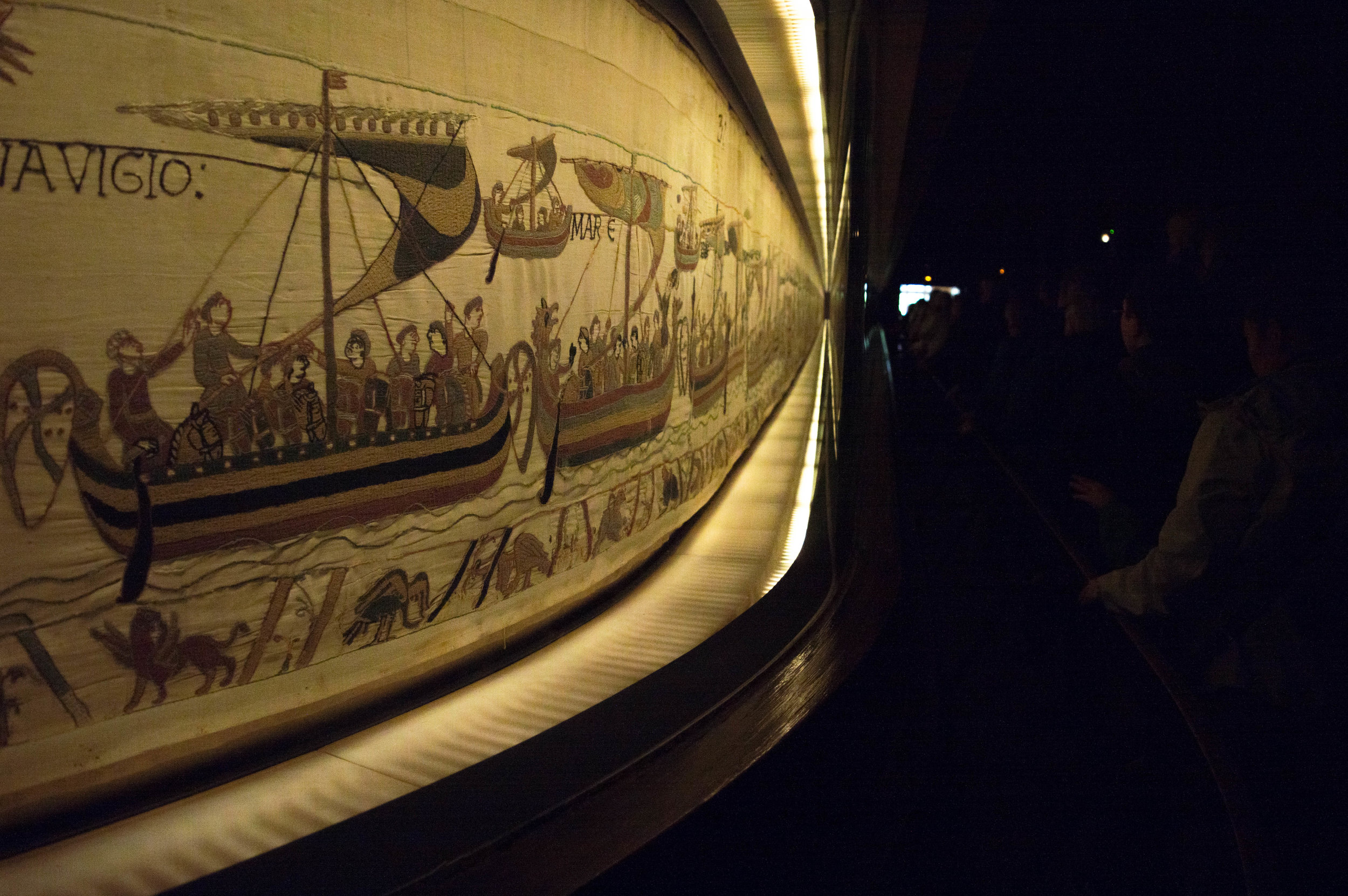 Bayeux_Tapestry_in_the_museum.jpg