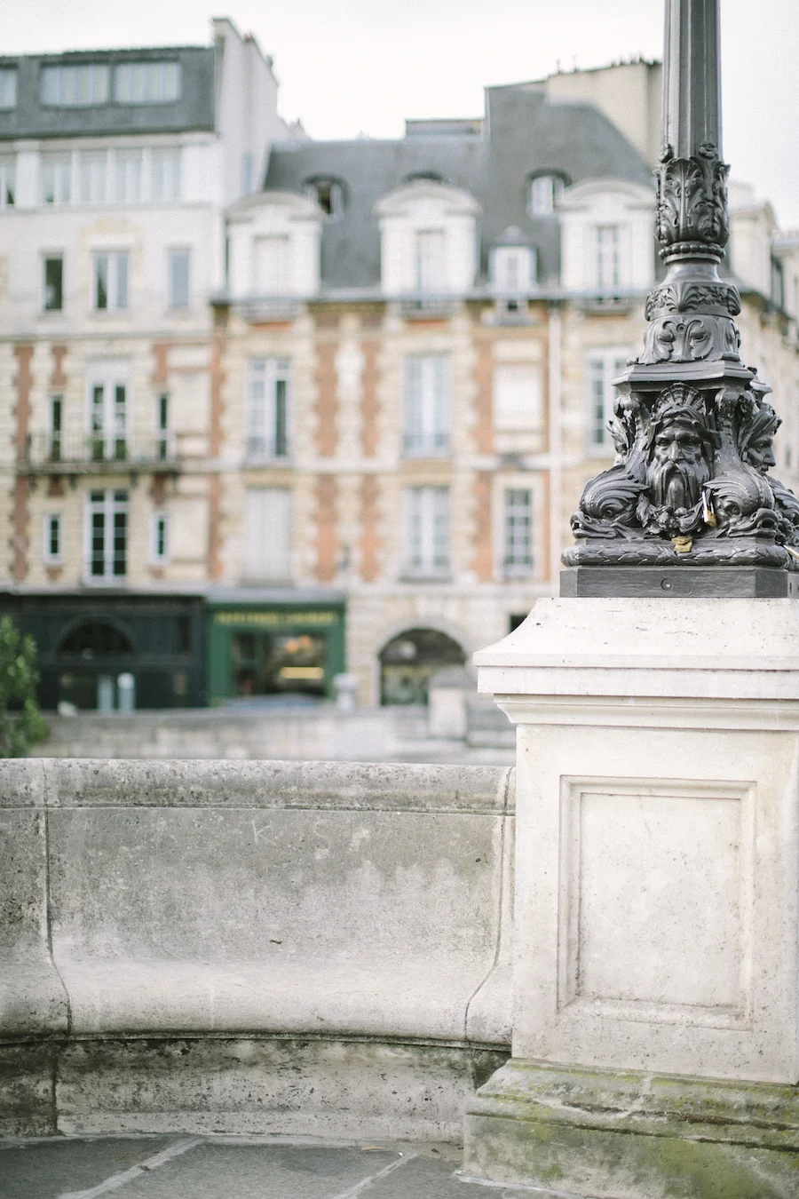 saya-photography-pre-wedding-couple-engagement-paris-ile-saint-louis-5.jpg