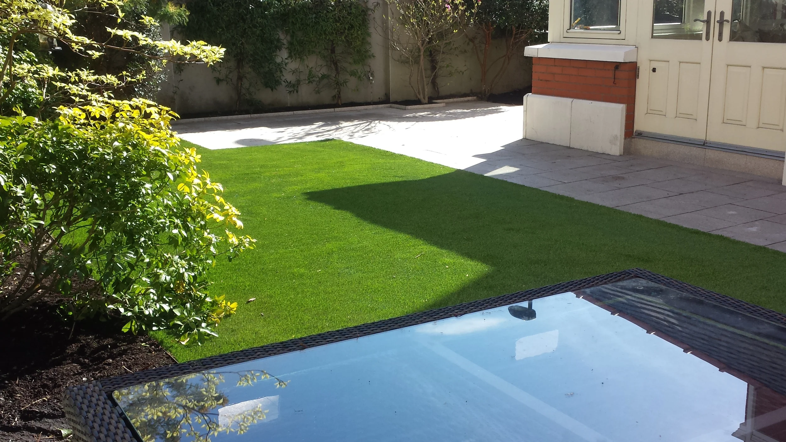 Garden restoration with artificial grass