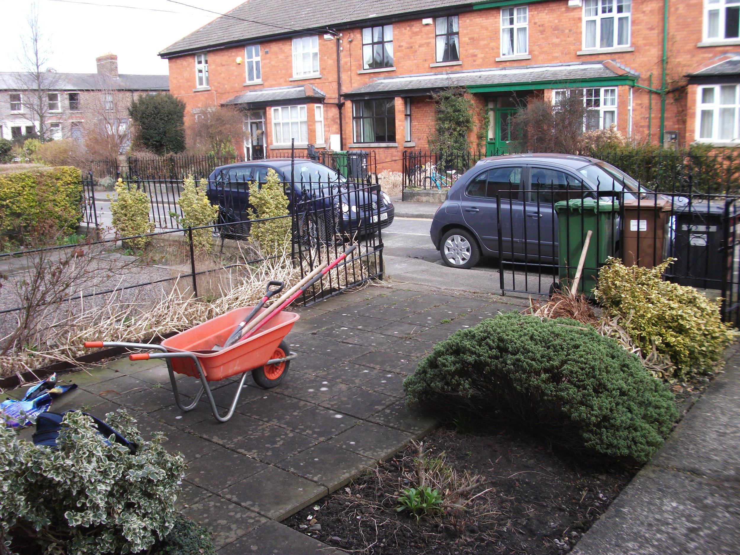 front garden before landscaping in dublin 6.JPG