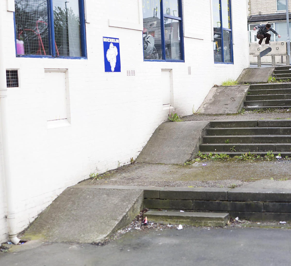 Lee Rozee - kickflip in