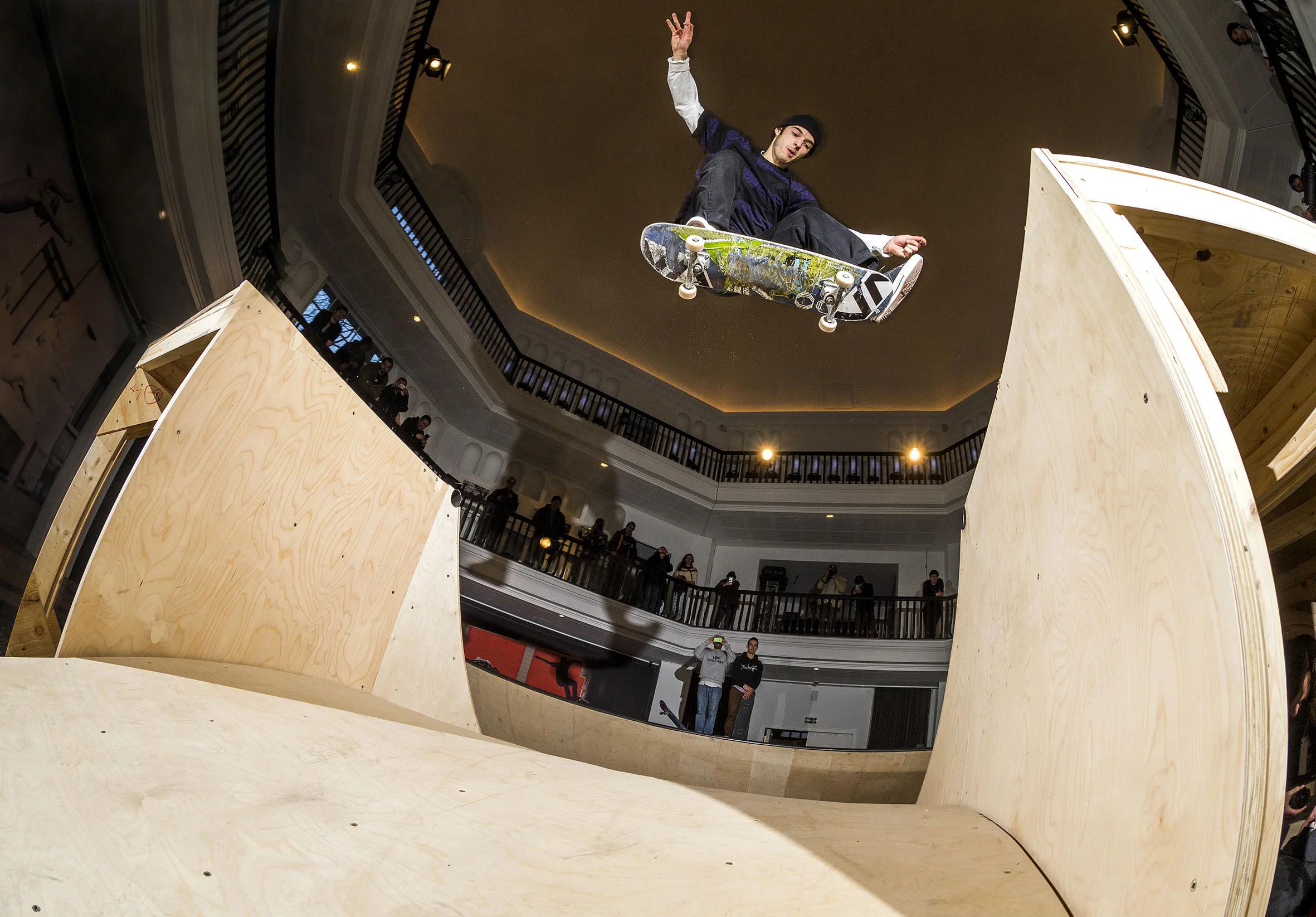 Remy Taveira - kickflip flat gap