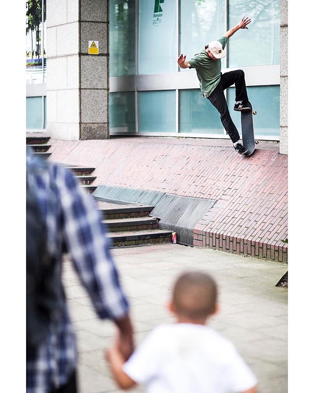 Chav Dan, long AF bluntslide. See the HUF article in Issue 4 of Vague Mag with many a legend killing it. @d_money_94 @vagueskatemag @hufworldwide @outofstepltd