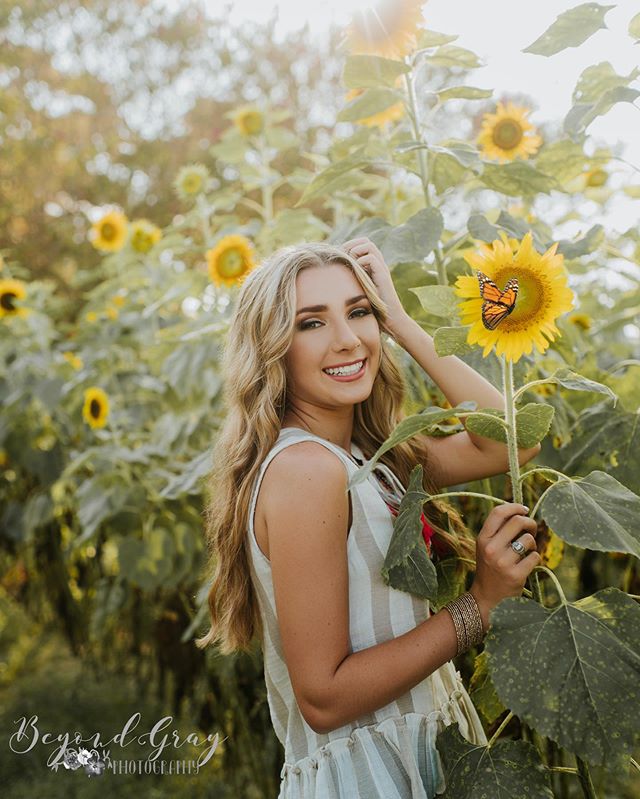 When a butterfly lands on your sunflower mid lighting test and you just aren&rsquo;t ready yet... you photoshop one on the photo you were ready for! 🙌🏼🙌🏼🙌🏼🙌🏼 Sneak peek of the fabulous @sydneyywadee from her senior pics TODAY! &bull;
&bull;
&